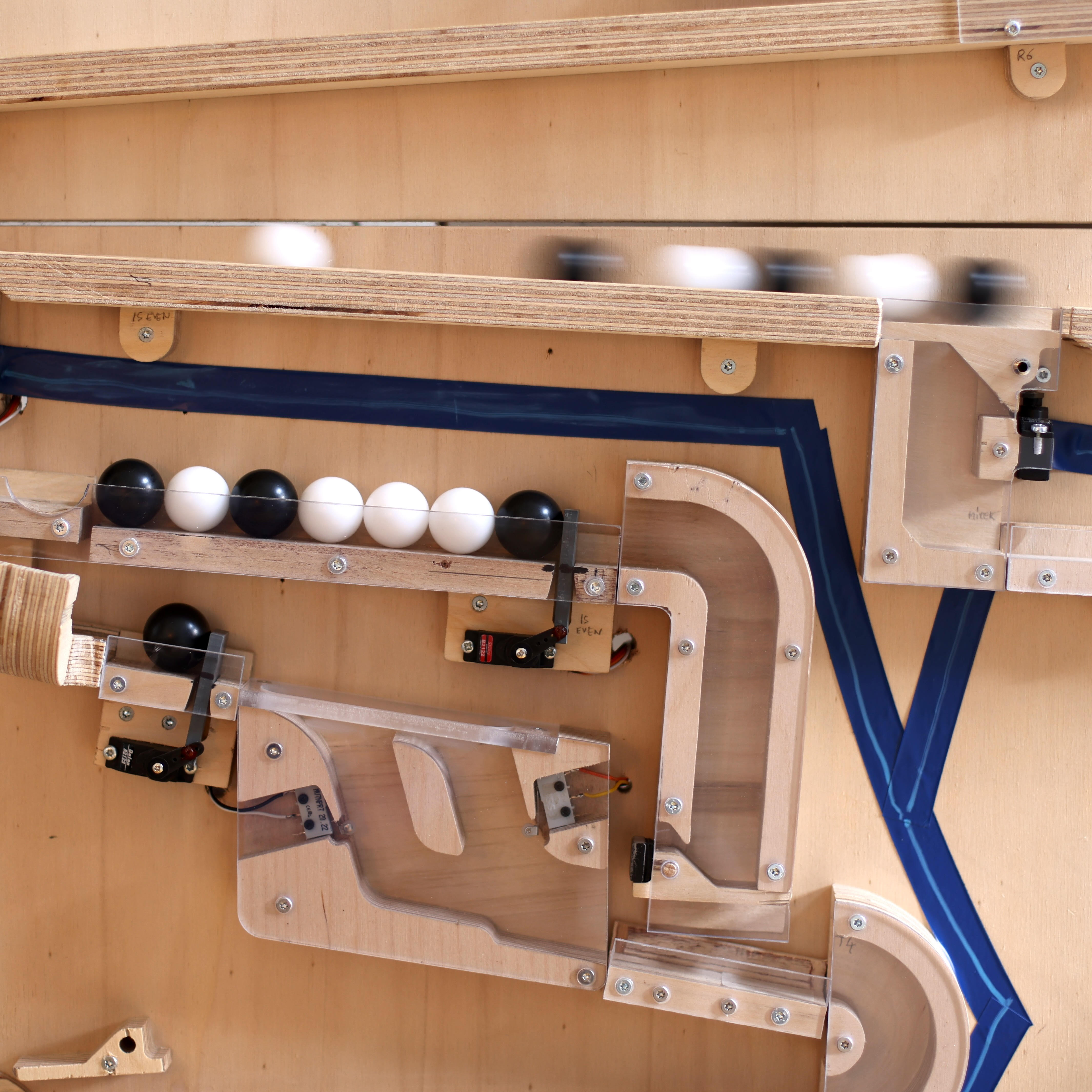 Un train de billes circule d'un organe de la machine à un autre